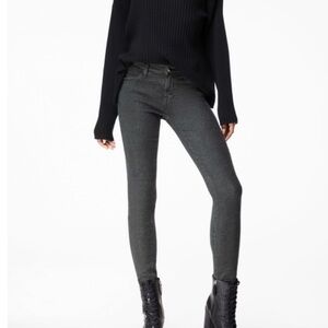 J Brand 620 Mid-Rise Super Skinny In Faded Black